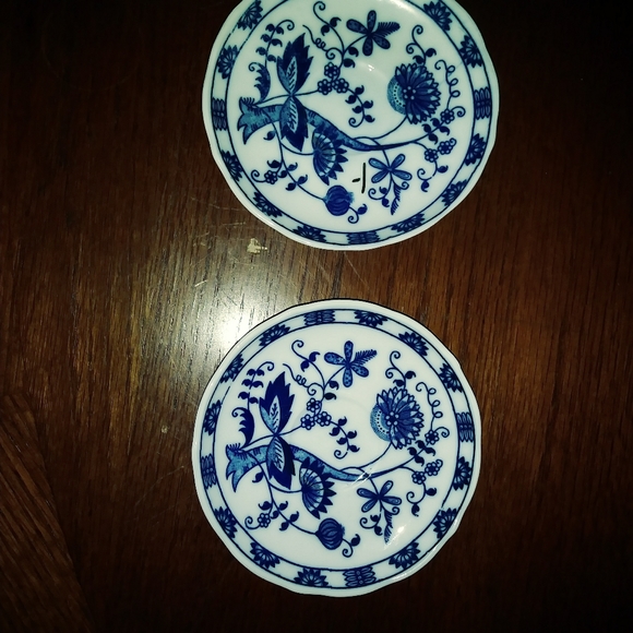 2 VINTAGE Saucers - Picture 2 of 2